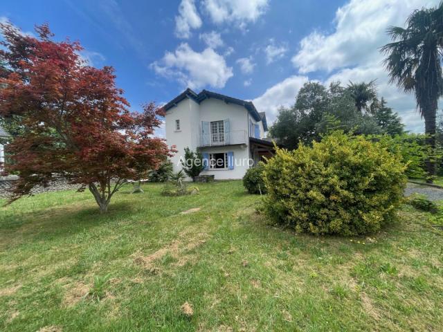 Oloron Agréable maison de 130 m² sur terrain de 1100 m². 133m² Oloron Sainte Marie