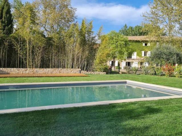 Old agricultural farm on approximately 11 hectares in one. 462m² Orange