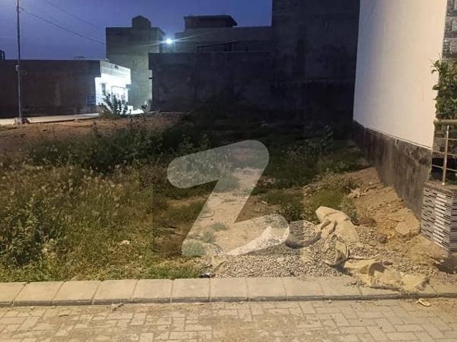 Old block near main gate 160 square yards plot for sale