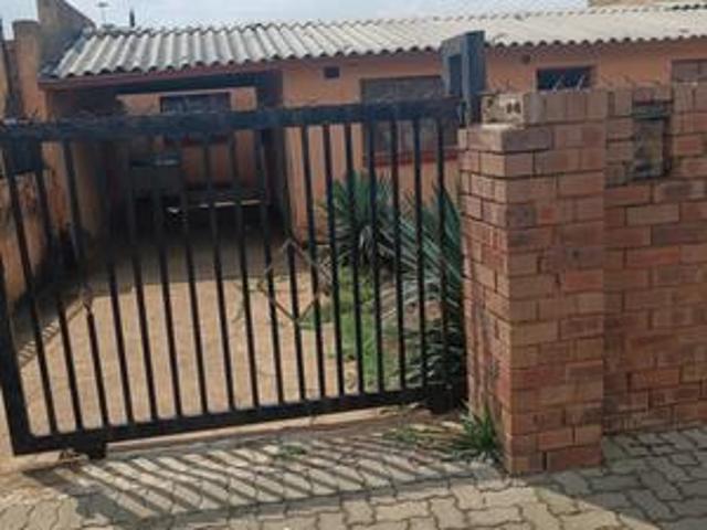 old four room house for sale
