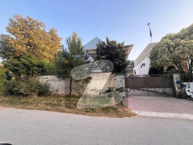 Old house for sale sector f10 size 555 square yards proper corner house