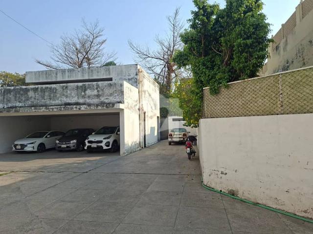 Old Modern Design 6 Kanal House Available for Sale in Model Town Block C