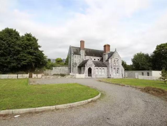 Old Station House, Canal Harbour, Monasterevin, Co. Kildare is.