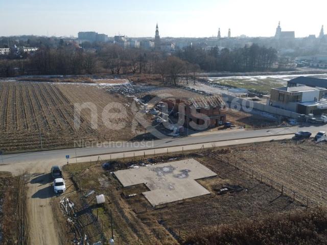 Działka budowlana 972 m² z fundamentami, blisko centrum
