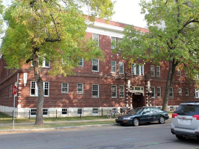 Bright 1+Den in the Historic Westminster, $750 off first month *Parking/Utilities Included/Hardwood/Marble Tile