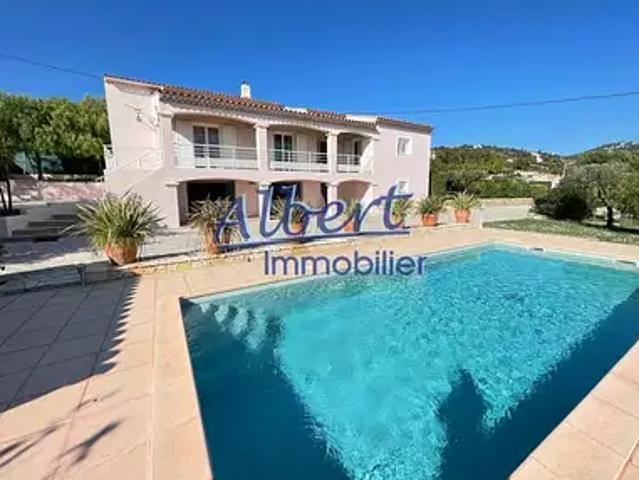 Ollioules 83190 Achat / Vente maison 9 pièces t9 au dernier étage piscine