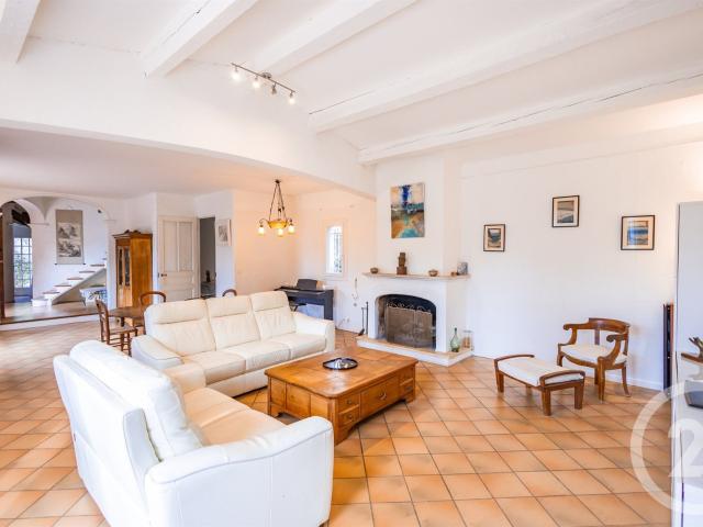 OLLIOULES Sur les hauteurs, villa familiale de 240 m² avec a. 239m² Ollioules