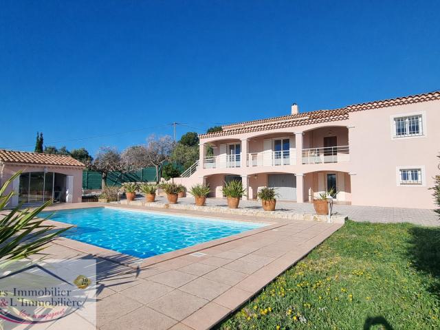 OLLIOULES VILLA T6 DE 205 m2 AVEC PISICINE ET VASTE GARAGE PLEINE VUE MER
