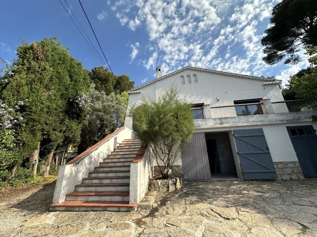 OLLIOULES Vue imprenable et charme provençal pour cette maison T4 rénovée !