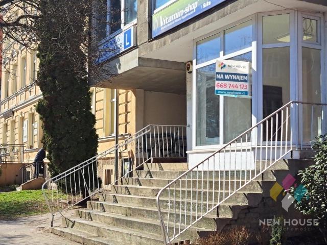 Lokal 40 m2 z witrynami, magazynem i parkingiem