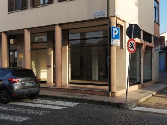 Oltre 3 vetrine in affitto a Riva presso Chieri