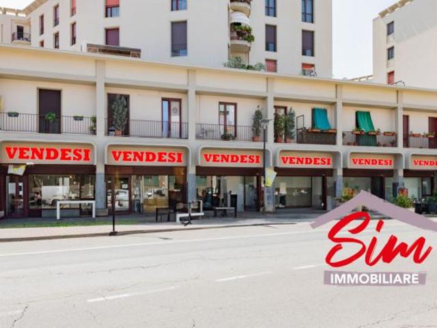 Oltre 3 vetrine in vendita a Novara
