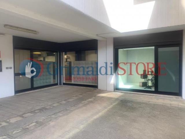 Oltre 3 vetrine in vendita a Campi Salentina