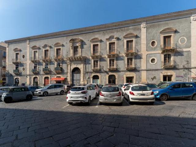 Oltre 3 vetrine in vendita a Catania