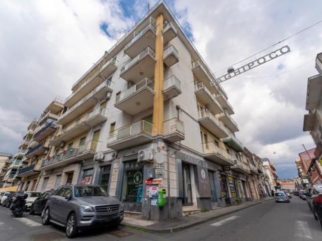Oltre 3 vetrine in vendita a Catania