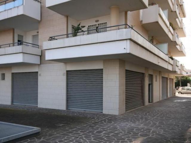 Oltre 3 vetrine in vendita a Fiumicino