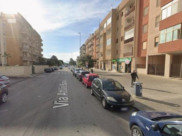 Oltre 3 vetrine in vendita a Lecce