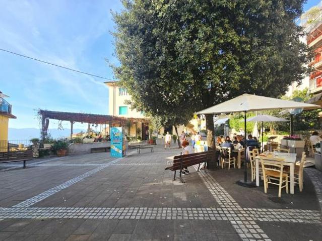 Oltre 3 vetrine in vendita a Lerici