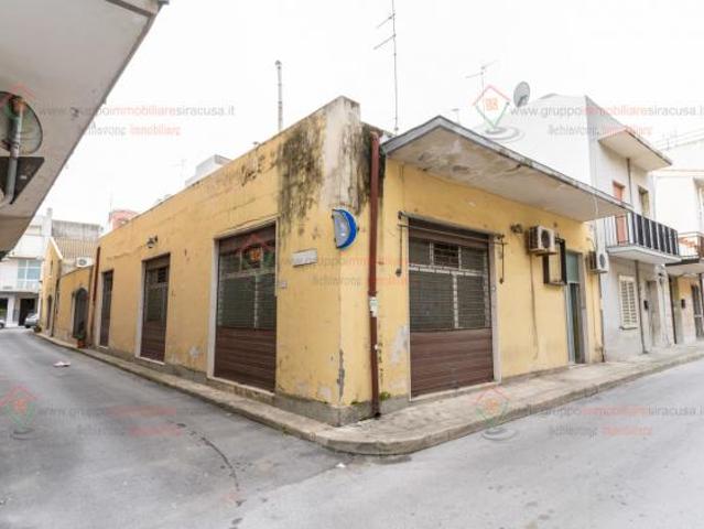 Oltre 3 vetrine in vendita a Priolo Gargallo