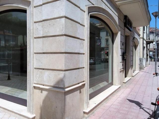 Oltre 3 vetrine in vendita a San Benedetto del Tronto