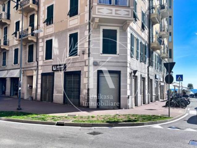 Oltre 3 vetrine in vendita a Savona