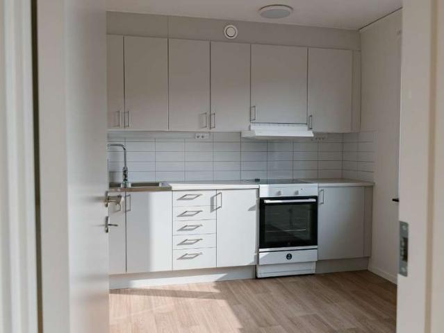 Om bostaden Välkommen till en nyrenoverad lägenhet på Sloalyckan. Lägenheten är utrustad med moderna vitvaror såsom diskmaskin, tvättmaskin och torktumlare. Köket är renoverat i en öppen planlösning med stilrena grå toner. Badrum och hall är renoverade och utrustade med ny inredning. Innerdörrar i sovrummet är bytta och samtliga rum är ommålade i vit kulör. Fiber finns indraget i lägenheten. I hyran ingår varmhyra, vilket omfattar uppvärmning och varmvatten. Även ett grundutbud av tv kanaler sam