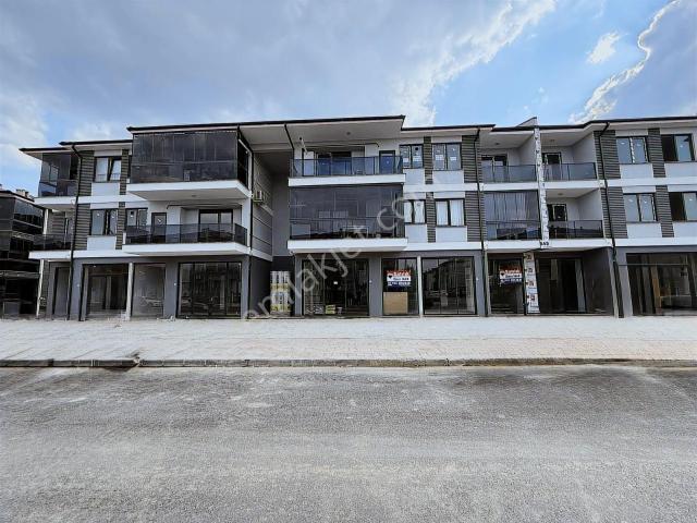 Ömer İnan Remax Hür Neviye Mah. 100m2 Satılık Dükkan