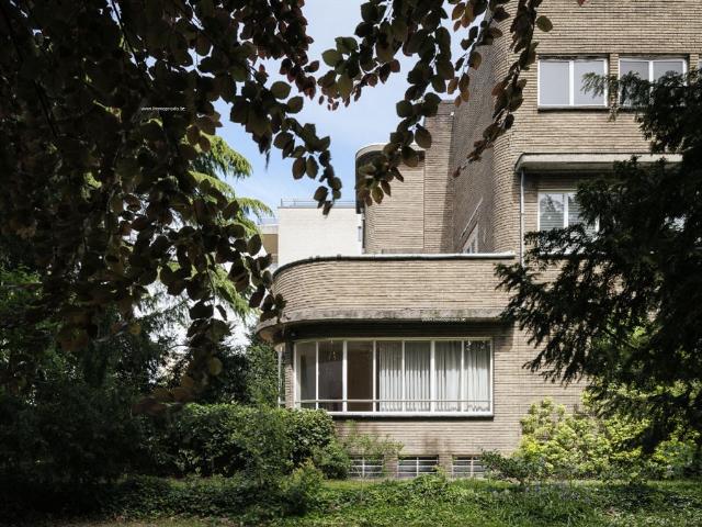 Omgeving Sint Pieters station Imposante half vrijstaande villa met parktuin, in nieuwe zakelijkheid naar een ontwerp van archi