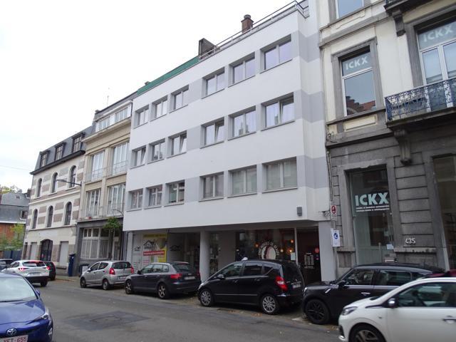 Omschrijving Ruim penthouse te huur met 2 terrassen. Het appartement is volledig gerenoveerd en bestaat uit een gezellige leefruimte met terras, een keuken met terras, een ruime slaapkamer 20m², een toilet en een badkamer met douche in bad. Het appart