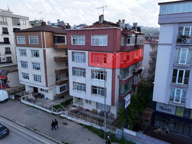 Ömürevlerinde Tarmvaya Cephe Salon Mutfak Ayrı Satılık Daire