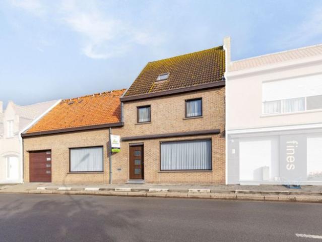 Omvangrijke bebouwing met 4 slpk, garage en grote tuin