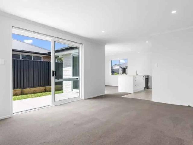 On the corner in Kaimai Views