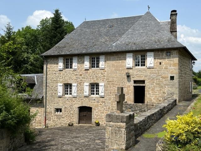 On the banks of the Vézère and just a stone's throw from the. 145m² Treignac