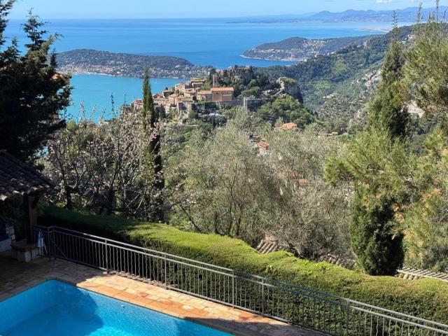 On the heights of Eze, with a breathtaking view of the Medit. 236m² Eze