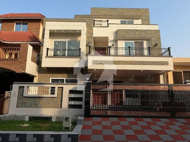 On Excellent Location 10 Marla House For sale In Beautiful D 12/1