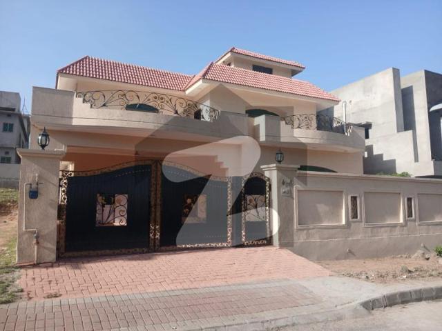 On Most Prime Location & Eye Catching Front View Kanal House Available On Rent Bahria Town Phase 2