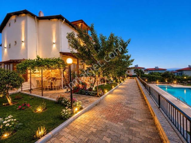 Onmax İskele'de Satılık 4+2 225 M2 Tripleks Doğalgazlı Villa