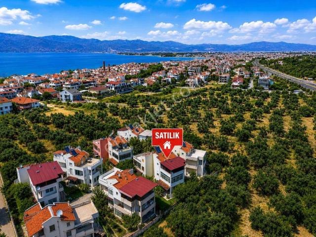 Onmax İskele'de Satılık 3+1 180m2 Site İçerisinde Tripleks Villa