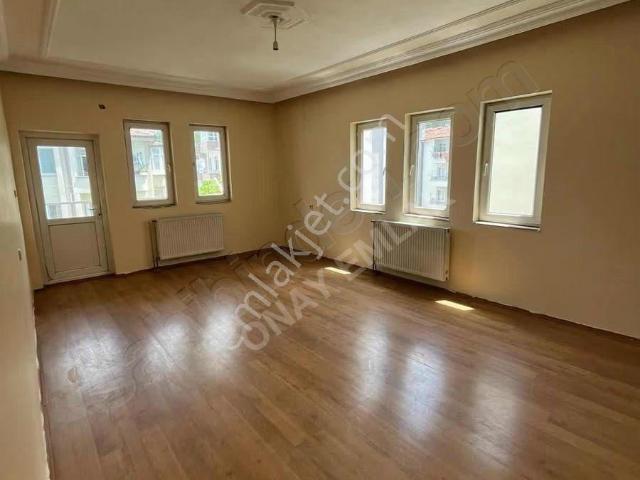 Onay Emlak'tan Ellibeşevler'de Geniş 2+1 Kiralık Daire