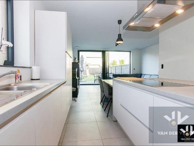 Onderhoudsvriendelijke, recente 'nieuw'bouwwoning met 3 s.