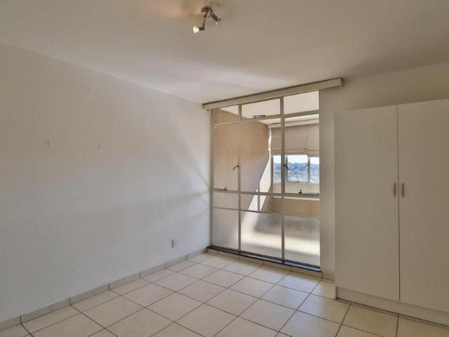 One and a half bedroom, Modern Unit with Spectacular Views in Secure Complex