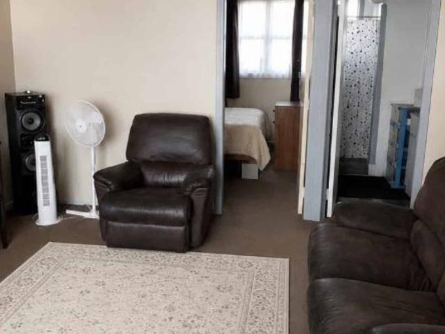 One bedroom unit close to shops
