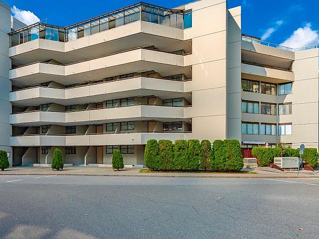 One Bedroom Apartment Next To Seawall
