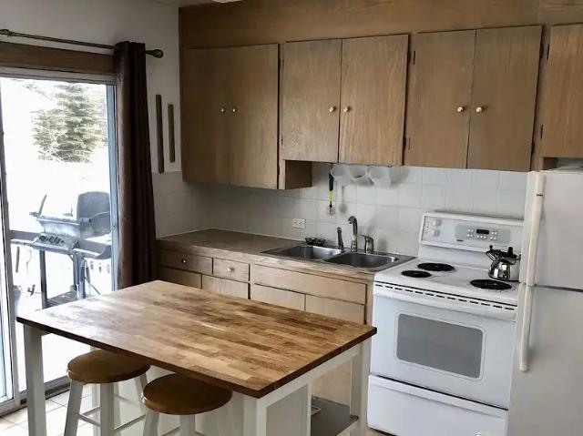 ONE bedroom on 3 Bdr Main Floor, only 15min walk to UofC, LRT, SAIT & Hospitals