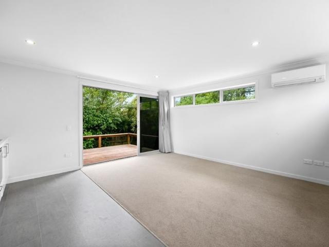 One Bedroom Plus Office Hamilton East Gem