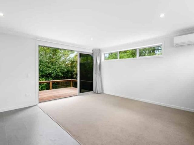 One Bedroom Plus Office Hamilton East Gem