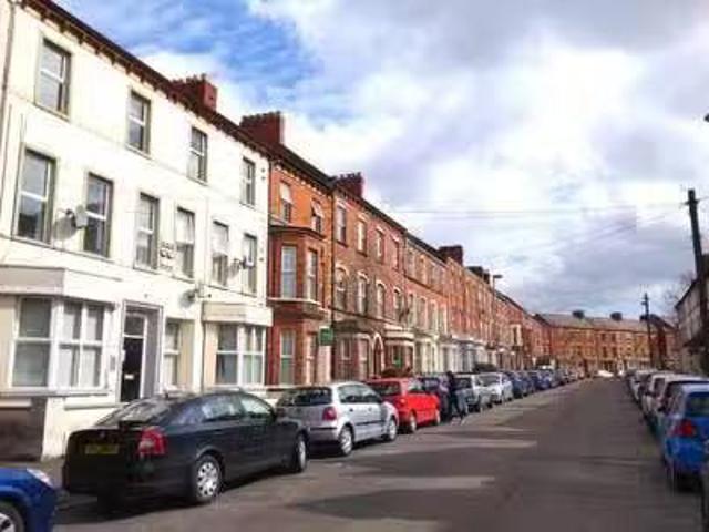One Double Bedroom Available, 8 Cromwell Road