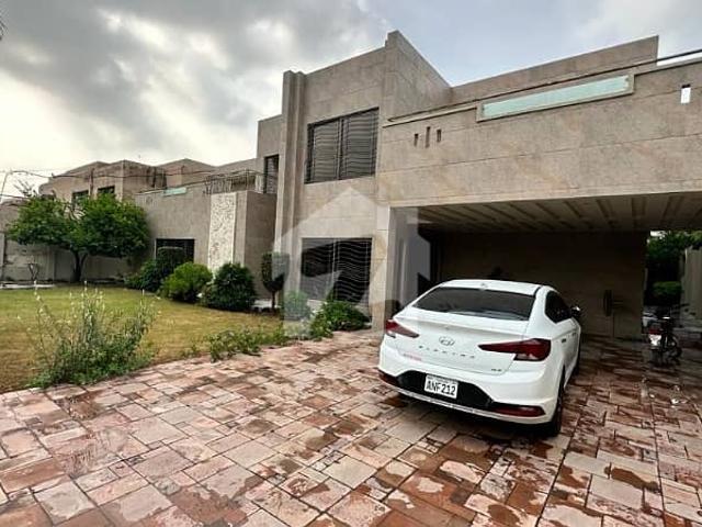 One Kanal Commercial House For Rent