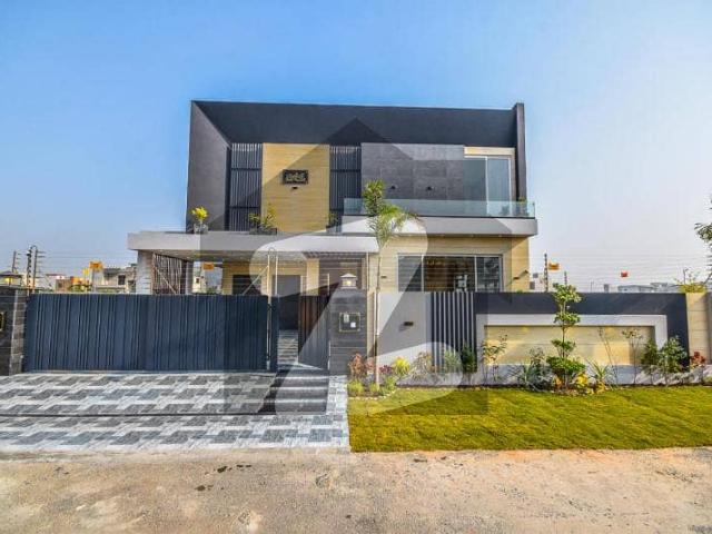 One Kanal Luxurious Bungalow At Most Prime Location Near McDonalds And Big Park