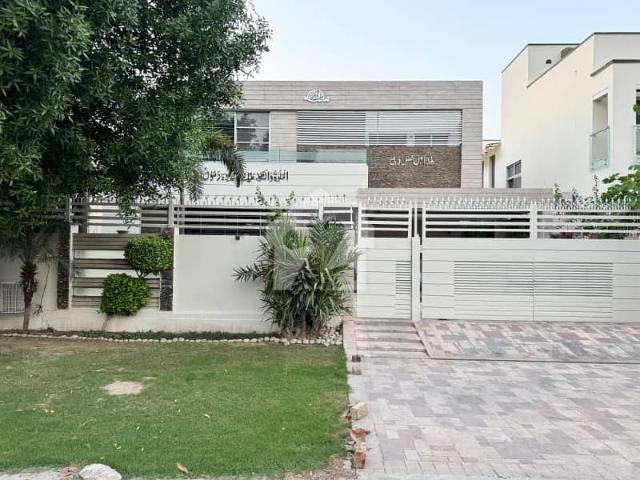 One Kanal Slightly Used Ultra Modern Designer Owner Build Well Maintained Bungalow For Sale At Prime Location Of DHA Lahore Near To Park Masjid & Commercial Market